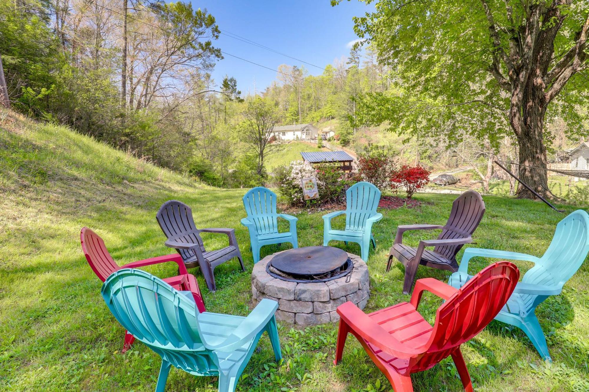Updated Marshall Home With Fire Pit And Game Room! 外观 照片
