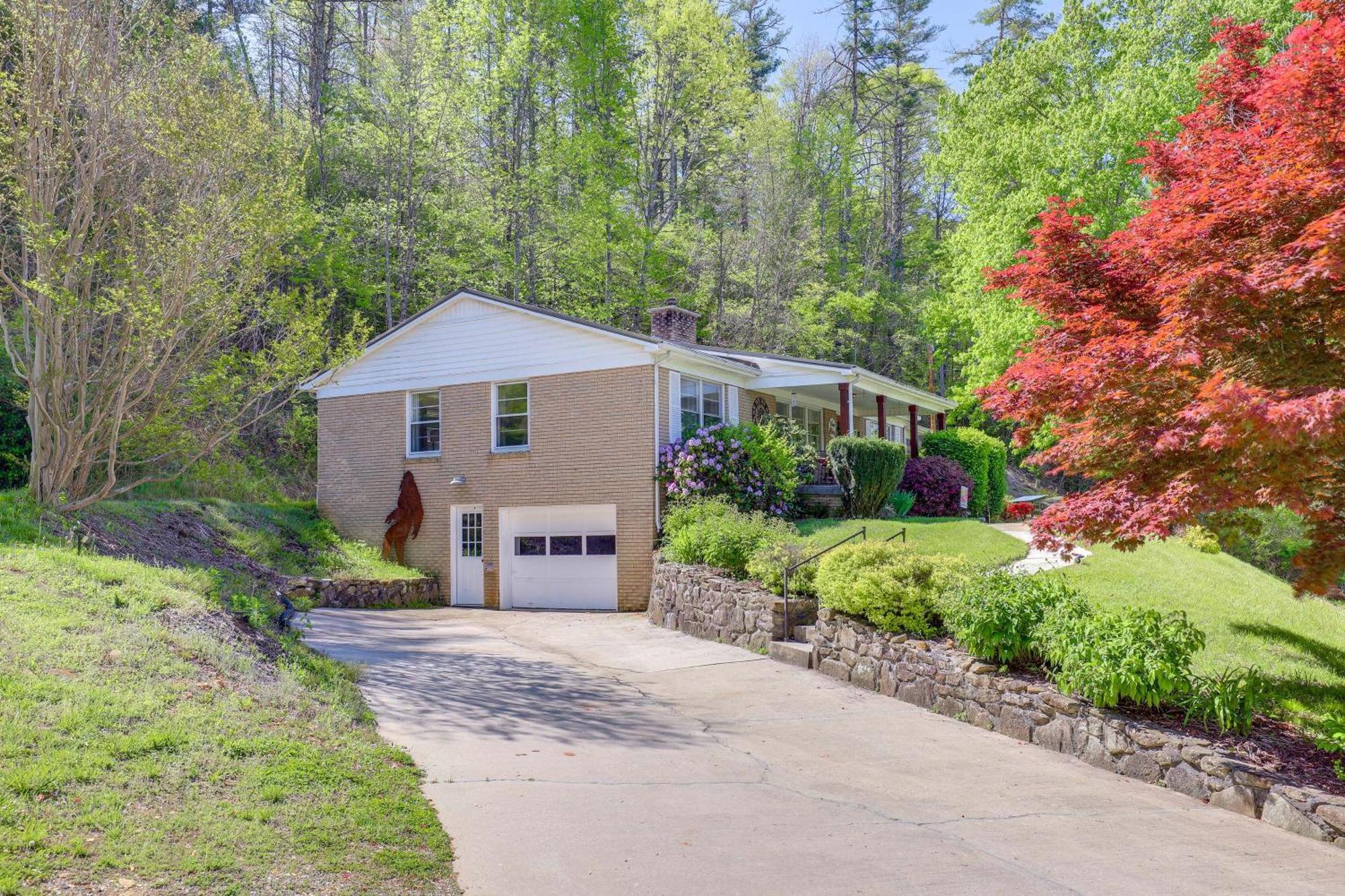 Updated Marshall Home With Fire Pit And Game Room! 外观 照片